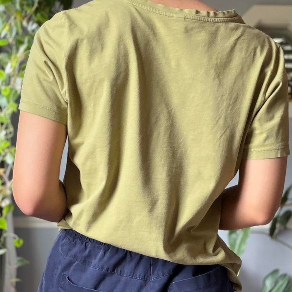 Uniqlo olive green cotton vneck tee (M)